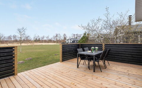 Evin - 800M from the Sea: Maison, Domicile, Porte, Toit, Chalet, Biens, Jardin, Ombre, Siding, Cour