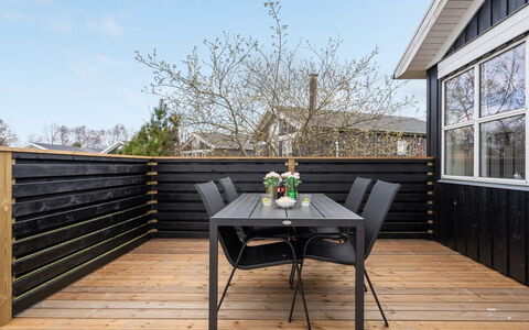 Evin - 800M from the Sea: Maison, Domicile, Porte, Toit, Chalet, Biens, Jardin, Ombre, Siding, Cour