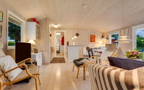 Delma - 750M from the Sea: Bois, Maison, Chalet, Domicile, Toit, Zone Rurale, Siding, Cabane En Rondins, Batiments Jardin, Dur