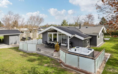 Justiina - 800M from the Sea: Bois, Maison, Chalet, Domicile, Toit, Zone Rurale, Siding, Cabane En Rondins, Batiments Jardin, Dur