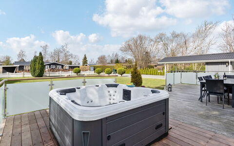 Justiina - 800M from the Sea: Bois, Maison, Chalet, Domicile, Toit, Zone Rurale, Siding, Cabane En Rondins, Batiments Jardin, Dur
