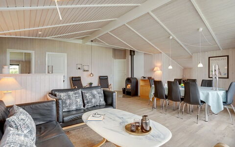 Justiina - 800M from the Sea: Bois, Maison, Chalet, Domicile, Toit, Zone Rurale, Siding, Cabane En Rondins, Batiments Jardin, Dur
