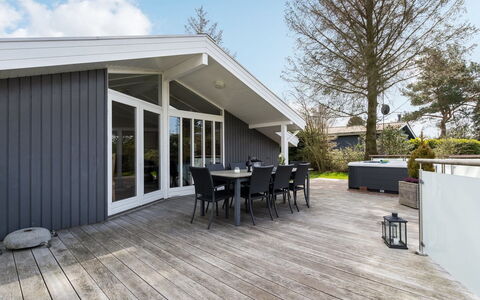 Justiina - 800M from the Sea: Bois, Maison, Chalet, Domicile, Toit, Zone Rurale, Siding, Cabane En Rondins, Batiments Jardin, Dur
