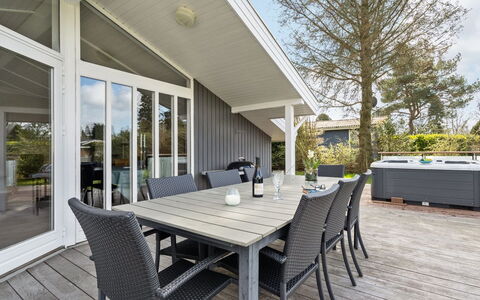 Justiina - 800M from the Sea: Bois, Maison, Chalet, Domicile, Toit, Zone Rurale, Siding, Cabane En Rondins, Batiments Jardin, Dur