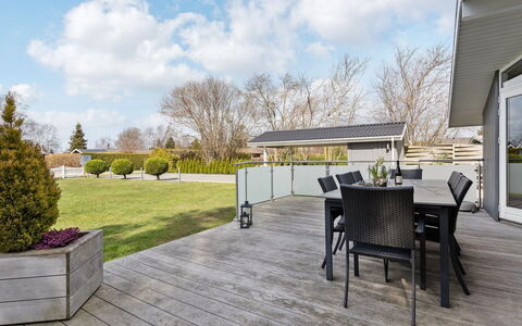 Justiina - 800M from the Sea: Bois, Maison, Chalet, Domicile, Toit, Zone Rurale, Siding, Cabane En Rondins, Batiments Jardin, Dur