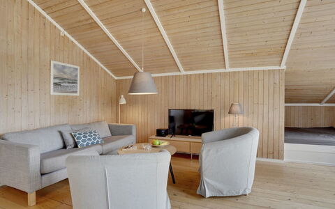 Nafni - 200M from the Sea: Sol, Mur, Sol, Design Intérieur, Bois, Plafond, Parquet, Éclairage, Meubles, Revêtement De Sol Stratifié