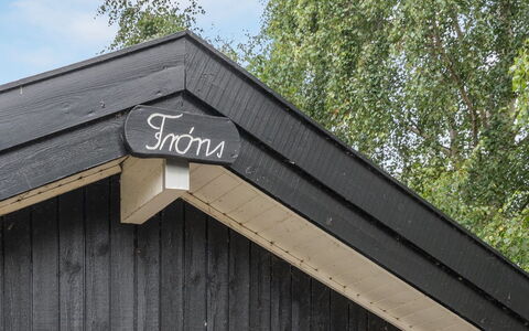 Nafni - 200M from the Sea: Maison, Domicile, Toit, Chalet, Arbuste, Siding, Porte, Jardin, Ferme