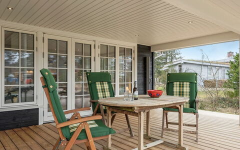 Auke - 100M from the Sea: Maison, Domicile, Porte, Toit, Chalet, Biens, Jardin, Ombre, Siding, Cour
