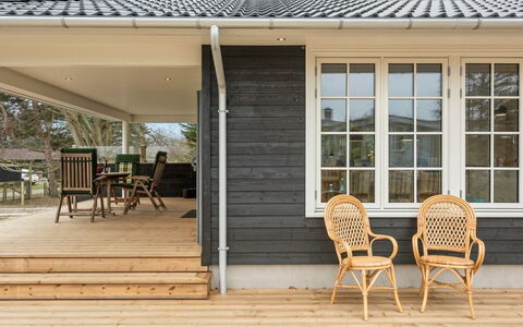 Auke - 100M from the Sea: Maison, Domicile, Porte, Toit, Chalet, Biens, Jardin, Ombre, Siding, Cour