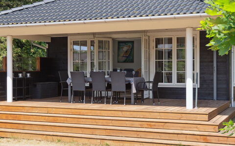Auke - 100M from the Sea: Maison, Domicile, Porte, Toit, Chalet, Biens, Jardin, Ombre, Siding, Cour