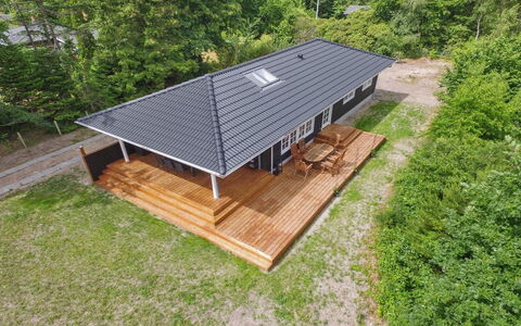 Auke - 100M from the Sea: Maison, Domicile, Porte, Toit, Chalet, Biens, Jardin, Ombre, Siding, Cour