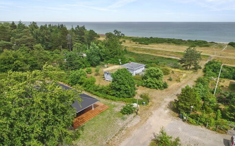Auke - 100M from the Sea: Maison, Domicile, Porte, Toit, Chalet, Biens, Jardin, Ombre, Siding, Cour