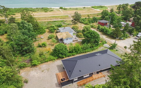 Auke - 100M from the Sea: Maison, Domicile, Porte, Toit, Chalet, Biens, Jardin, Ombre, Siding, Cour