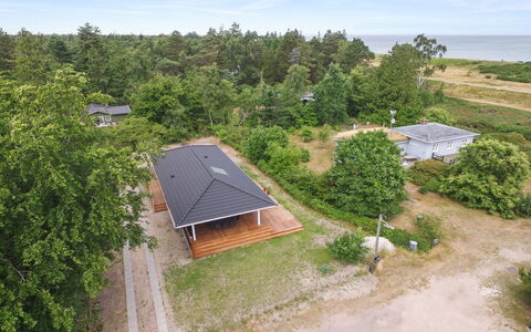 Auke - 100M from the Sea: Maison, Domicile, Porte, Toit, Chalet, Biens, Jardin, Ombre, Siding, Cour