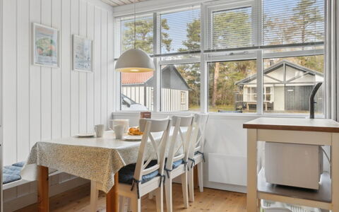 Julkil - 250M from the Sea: Toit, Maison, Domicile, Chalet, Siding, Biens, Allée, Batiments Jardin, Cour, Cabanon