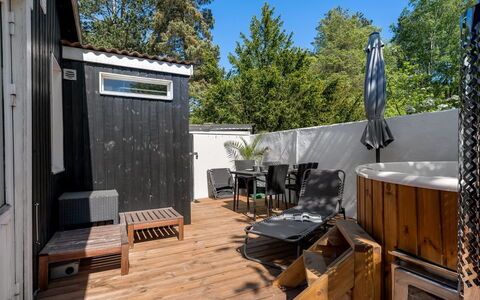 Carly - 100M from the Sea: Chalet, Jardin, Siding, Batiments Jardin, Ombre, Cour, Arrière-Cour, Pelouse, Ferme, Aménagement Paysager
