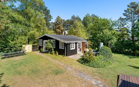 Carly - 100M from the Sea: Herbe, Maison, Toit, Domicile, Chalet, Arbuste, Lot Terre, Zone Rurale, Ferme, Couverture De Sol