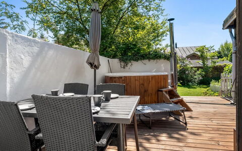 Carly - 100M from the Sea: Herbe, Maison, Toit, Domicile, Chalet, Arbuste, Lot Terre, Zone Rurale, Ferme, Couverture De Sol