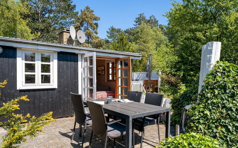 Carly - 100M from the Sea: Herbe, Maison, Toit, Domicile, Chalet, Arbuste, Lot Terre, Zone Rurale, Ferme, Couverture De Sol