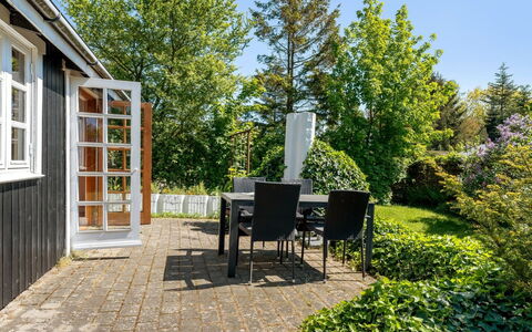 Carly - 100M from the Sea: Herbe, Maison, Toit, Domicile, Chalet, Arbuste, Lot Terre, Zone Rurale, Ferme, Couverture De Sol