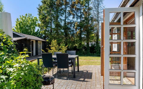 Carly - 100M from the Sea: Herbe, Maison, Toit, Domicile, Chalet, Arbuste, Lot Terre, Zone Rurale, Ferme, Couverture De Sol