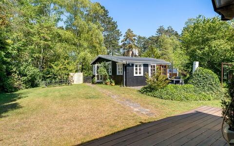 Carly - 100M from the Sea: Herbe, Maison, Toit, Domicile, Chalet, Arbuste, Lot Terre, Zone Rurale, Ferme, Couverture De Sol