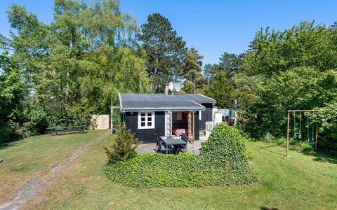 Carly - 100M from the Sea: Herbe, Maison, Toit, Domicile, Chalet, Arbuste, Lot Terre, Zone Rurale, Ferme, Couverture De Sol