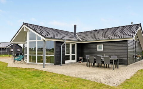 Finja - 500M from the Sea: Maison, Domicile, Toit, Chalet, Arbuste, Siding, Porte, Jardin, Ferme