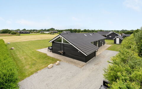 Finja - 500M from the Sea: Maison, Domicile, Toit, Chalet, Arbuste, Siding, Porte, Jardin, Ferme