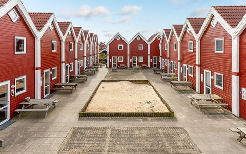 Alissa - 400M from the Sea: Siding, Allée
