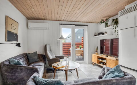 Alissa - 400M from the Sea: Meubles, Design Intérieur, Sol, Mur, Canapé, Sol, Bois, Salon, Plafond, Pièce