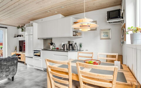Alissa - 400M from the Sea: Meubles, Design Intérieur, Sol, Bois, Plafond, Sol, Pièce, Luminaire, Cuisine, Chaise