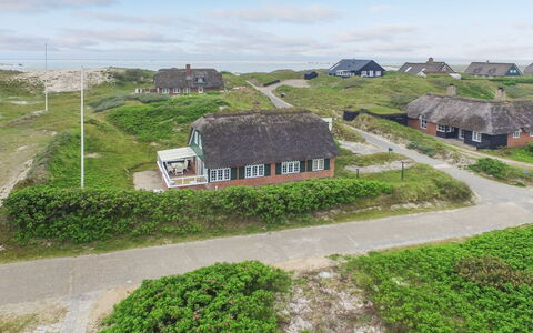 Mattias - 100M from the Sea: Zone Résidentielle, Toit, Banlieue, Allée, Biens, Cheminée