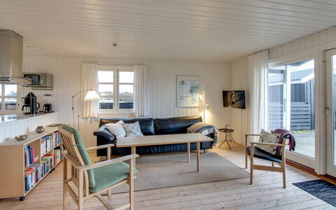 Eikka - 600M from the Sea: Arbuste, Design Urbain, Couverture De Sol, Brique, Appartement, Biens, Brickwork, Balcon, Aménagement Paysager