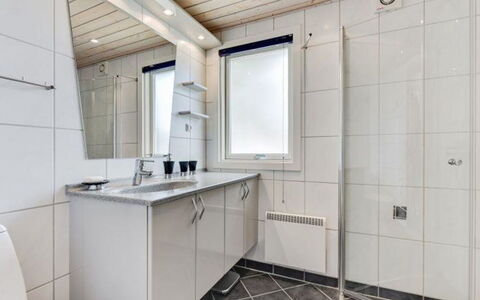 Gudrid - 500M from the Sea: Luminaire Plomberie, Sol, Sol, Évier, Plafond, Salle De Bains, Design Intérieur, Plomberie, Robinet, Armoire De Toilette