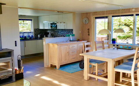 Gudrid - 500M from the Sea: Meubles, Sol, Design Intérieur, Bois, Sol, Cuisine, Chaise, Pièce, Table, Comptoir