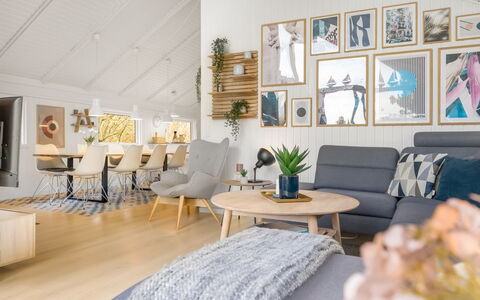 Julie - 1.5Km from the Sea: Meubles, Design Intérieur, Sol, Canapé, Salon, Sol, Bois, Plafond, Domicile, Parquet