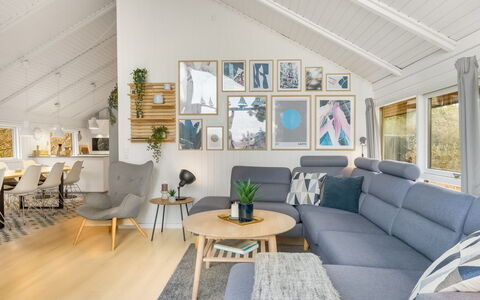 Julie - 1.5Km from the Sea: Design Intérieur, Meubles, Canapé, Bois, Salon, Sol, Domicile, Sol, Plafond, Pièce