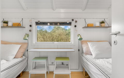 Julie - 1.5Km from the Sea: Bois, Design Intérieur, Sol, Sol, Meubles, Chambre, Pièce, Plafond, Lit, Cadre De Lit