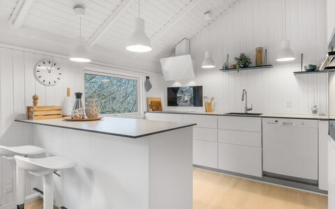 Julie - 1.5Km from the Sea: Cuisine, Sol, Design Intérieur, Comptoir, Sol, Bois, Meubles, Plafond, Appareil De Cuisine, Parquet