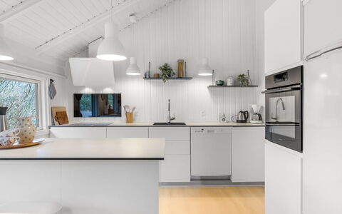Julie - 1.5Km from the Sea: Cuisine, Comptoir, Design Intérieur, Appareil De Cuisine, Sol, Luminaire, Plafond, Bois, Principaux Appliance, Cabinetry