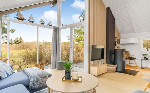 Julie - 1.5Km from the Sea: Design Intérieur, Bois, Plafond, Sol, Salon, Domicile, Meubles, Sol, Canapé, Pièce