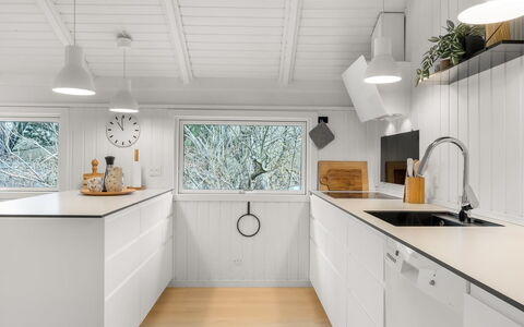 Julie - 1.5Km from the Sea: Cuisine, Sol, Design Intérieur, Bois, Comptoir, Plafond, Sol, Cabinetry, Luminaire, Appareil De Cuisine