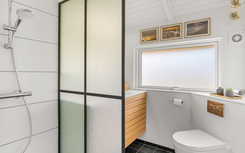 Julie - 1.5Km from the Sea: Design Intérieur, Sol, Luminaire Plomberie, Salle De Bains, Sol, Toilette, Plomberie, Domicile, Plafond, Pièce