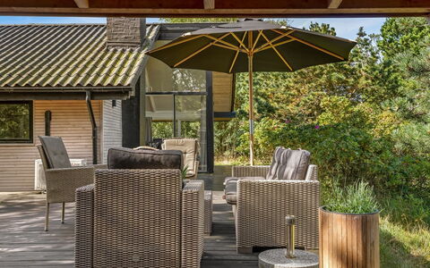 Julie - 1.5Km from the Sea: Bois, Mobilier De Jardin, Meubles, Chaise, Tableau De Plein Air, Ombre, Dur, Plate-Forme, Tache De Bois, Jardin