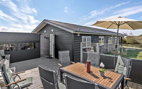 Anton - 1.5Km from the Sea: Chalet, Domicile, Maison, Toit, Porche, Biens, Siding, Batiments Jardin, Ferme, Cour