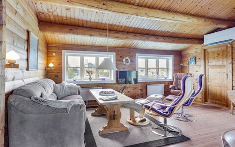 Anton - 1.5Km from the Sea: Chalet, Domicile, Maison, Toit, Porche, Biens, Siding, Batiments Jardin, Ferme, Cour