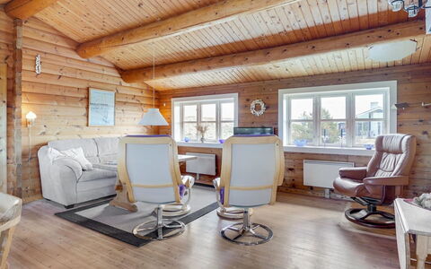 Anton - 1.5Km from the Sea: Chalet, Domicile, Maison, Toit, Porche, Biens, Siding, Batiments Jardin, Ferme, Cour