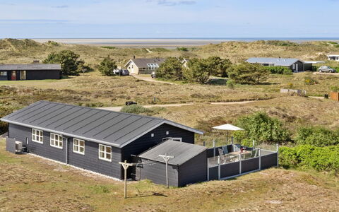 Anton - 1.5Km from the Sea: Chalet, Domicile, Maison, Toit, Porche, Biens, Siding, Batiments Jardin, Ferme, Cour