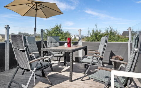 Anton - 1.5Km from the Sea: Chalet, Domicile, Maison, Toit, Porche, Biens, Siding, Batiments Jardin, Ferme, Cour
